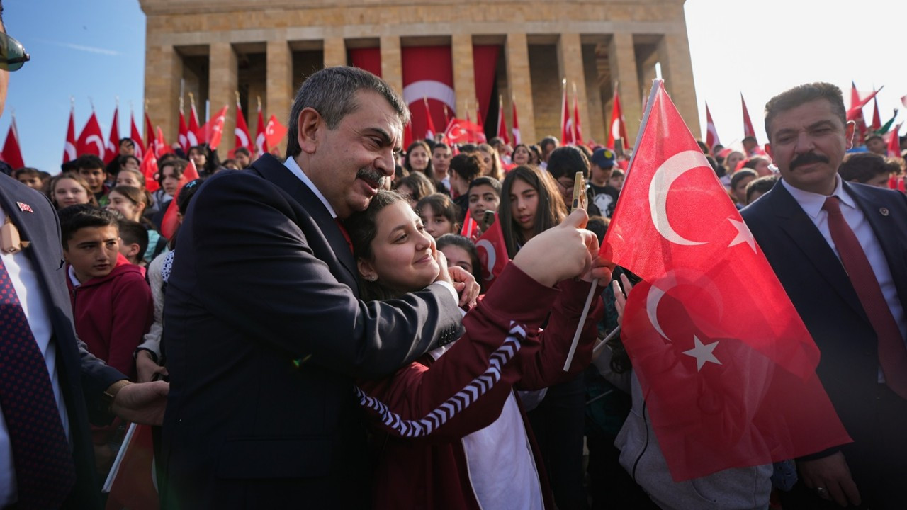 23 Nisan’da anlamlı ziyaret: Bakan Tekin öğrencilerle Anıtkabir’de