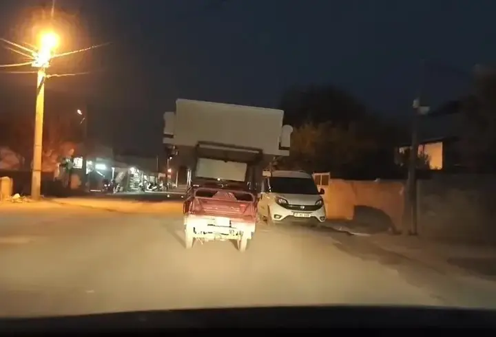 Gören şaştı kaldı: Motosiklet üzerinde koltuk taşıdı