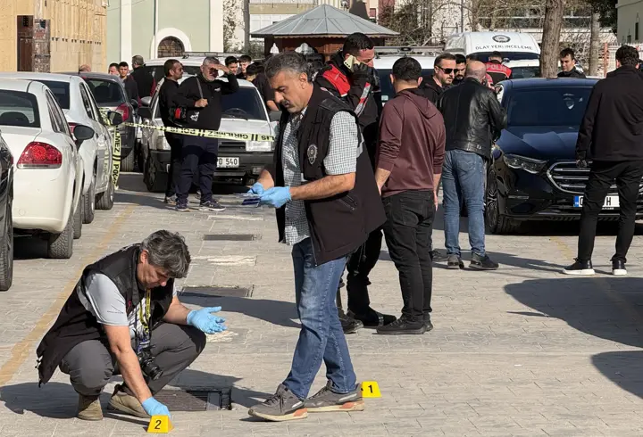 Otomobiline binerken silahlı saldırıya uğradı; olay kamerada