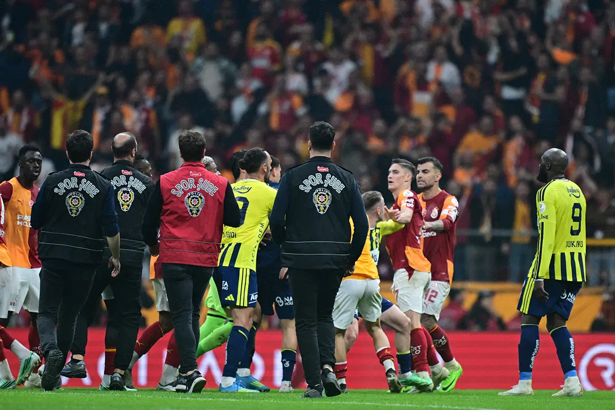 Kavganın Bilançosu Ortaya Çıktı: Galatasaray - Fenerbahçe Maçının Ardından 2 İsme Kırmızı Kart