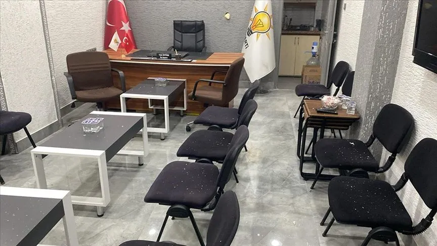 Balıkesir'de AK Parti Marmara İlçe Başkanlığı binasına taşlı saldırıda bulunuldu
