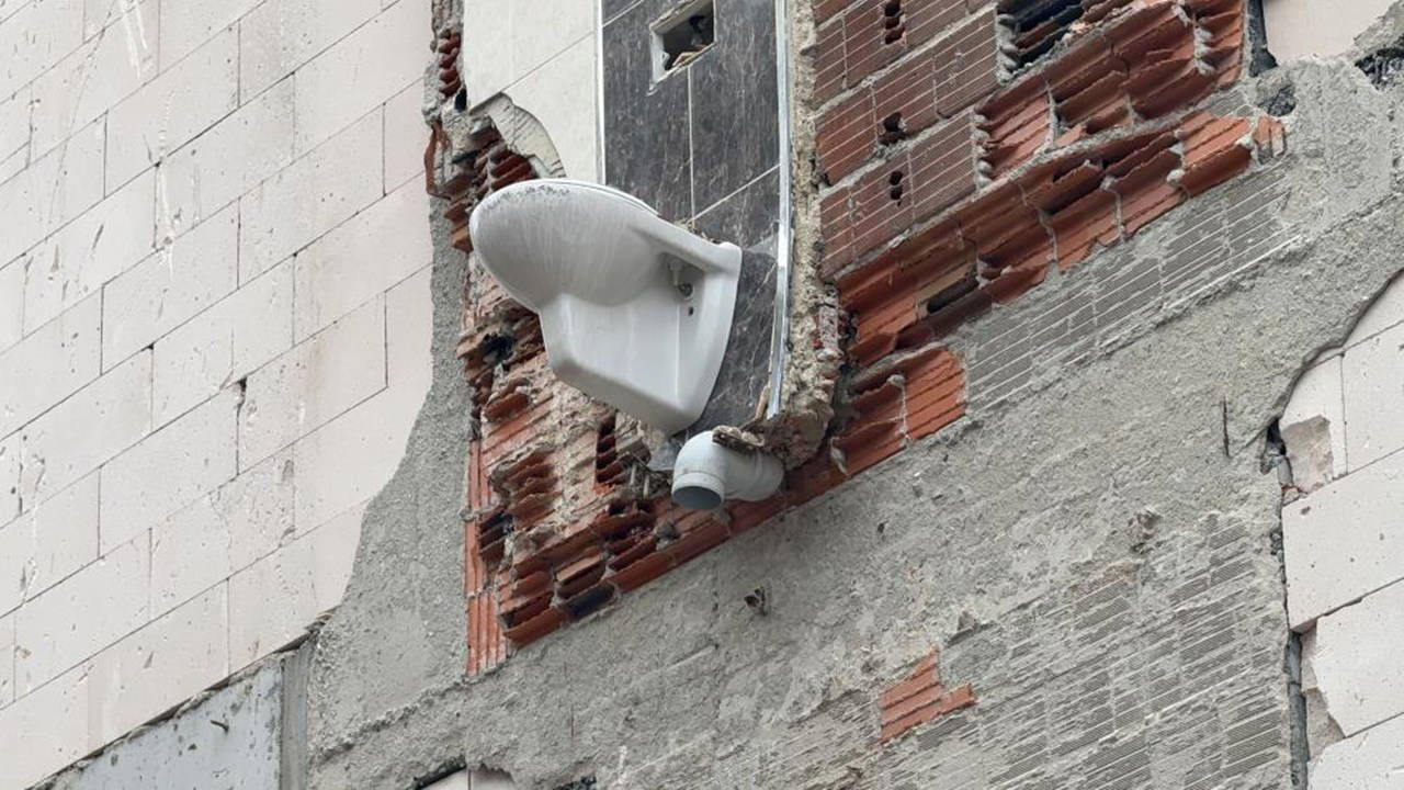 İstanbul'da Bina Yıkımında Güldüren Manzara: Geriye 'Manzaralı Klozet' Görüntüsü Kaldı
