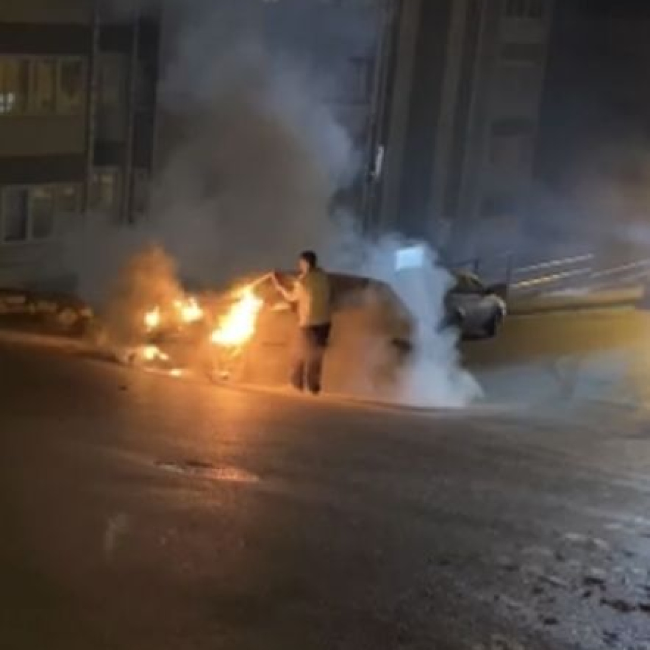 Alkollü sürücünün duvara çarptığı otomobil yandı