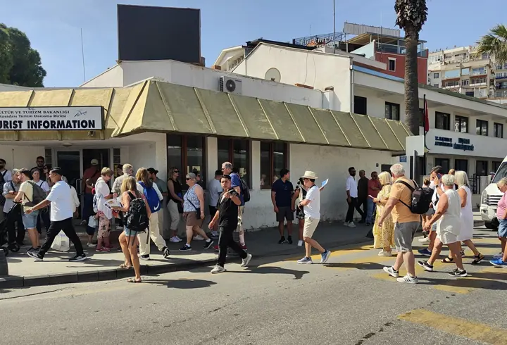 Kuşadası'na aynı anda 2 kruvaziyerle 6 bin 409 turist geldi