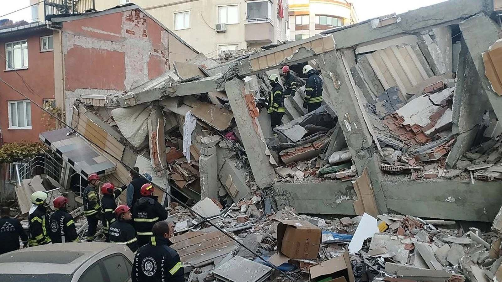 Gebze'de 7 katlı bina çöktü: Enkaz altında 5 kişi var