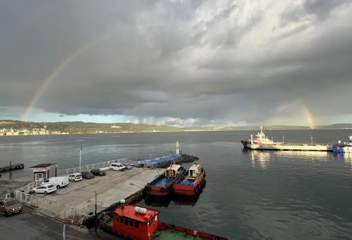 Çanakkale Boğazı gökkuşağı ile renklendi
