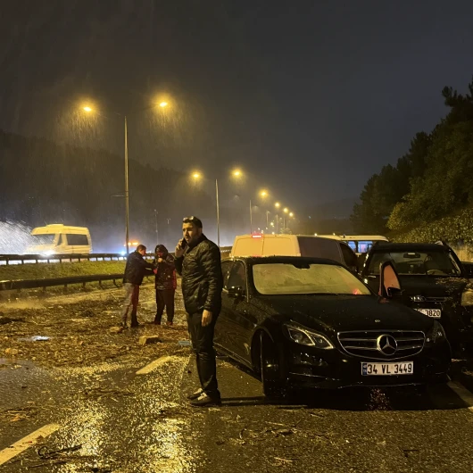 Şile Otoyolu'nda sağanak kazası: İstanbul'da kuvvetli yağış hayatı olumsuz etkiledi