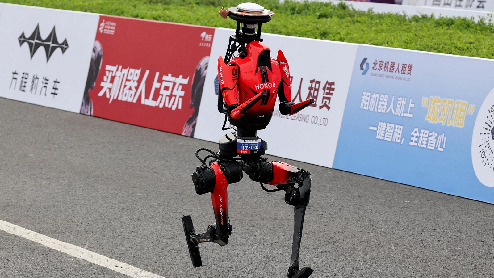 İnsansı robot Usain Bolt'un rekorunu kırdı