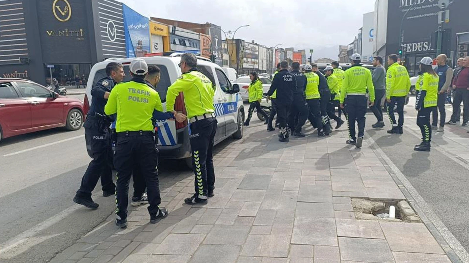 Kasktan ceza yiyen şahıs ekiplere zor anlar yaşattı