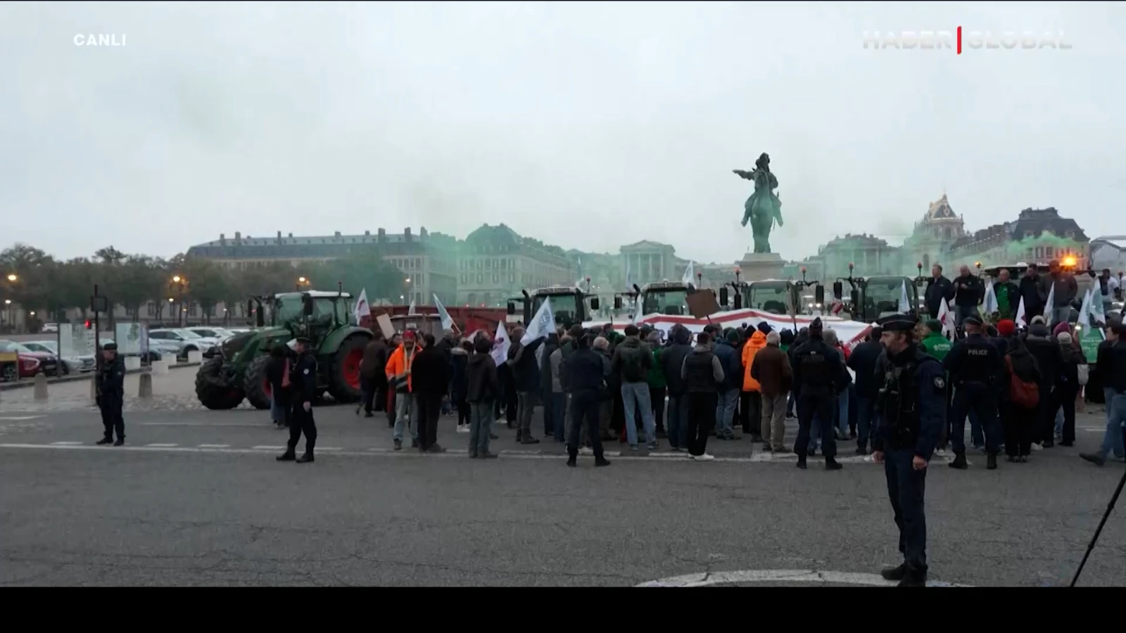 Macron'a traktörlü protesto: Hükümet karşıtı protestoların ardından çiftçiler de sokağa indi