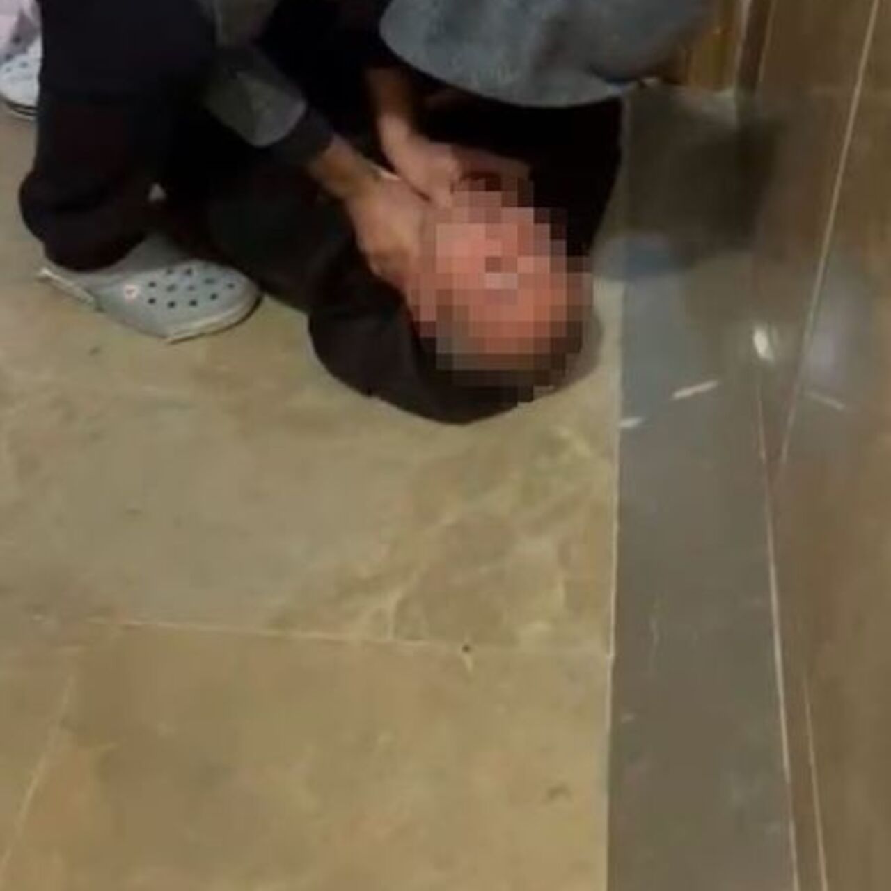 Tacizciyi dövüp polise teslim ettiler!