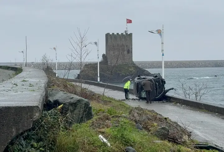 Kayganlaşan yolda otomobil takla attı