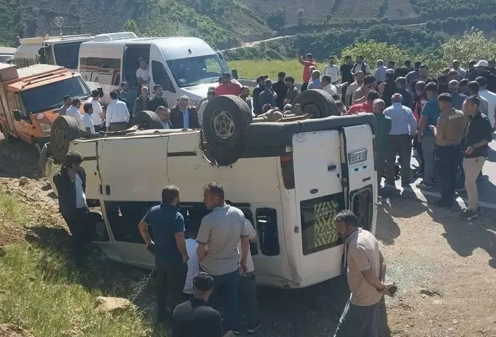 Hakkari'de servis minibüsü kazası: 13 öğrenci yaralandı