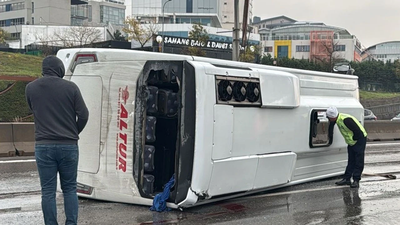 Maltepe'de havalimanı çalışanlarını taşıyan servis minibüsü devrildi, 7 kişi yaralandı