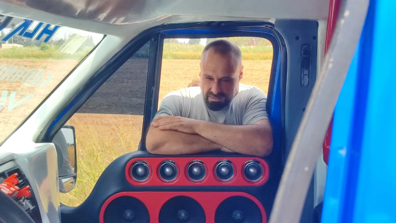 Adana'da 160 desibeli aşan minibüs! Kulakları dans etti, hava yastığı patladı...