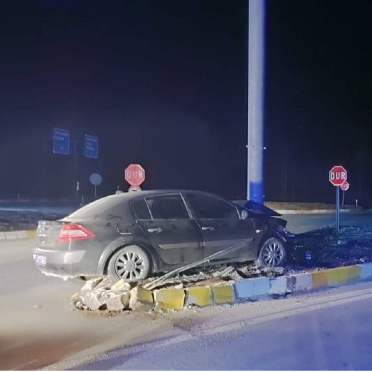 Otomobil tabela direğine çarptı: 3 yaralı