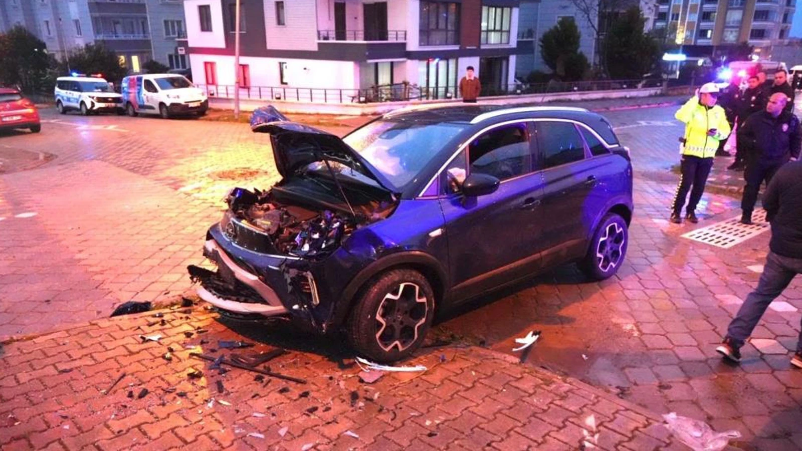 SUV araç ile otomobil çarpıştı: Çok sayıda yaralı var