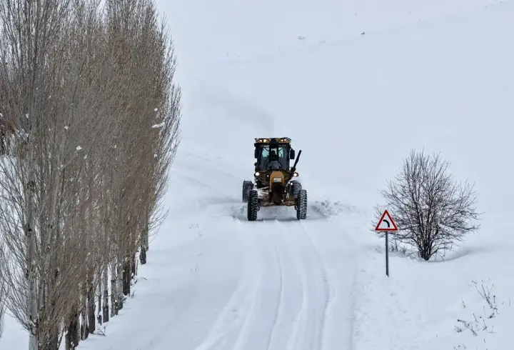 Van’da 106 yerleşim yeri ulaşıma kapandı; Bahçesaray'da kar kalınlığı 1 metreyi aştı