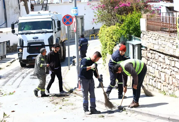 Gümbet Mahallesi'nde yaz sezonu öncesi 2 bin 250 kilogram atık toplandı