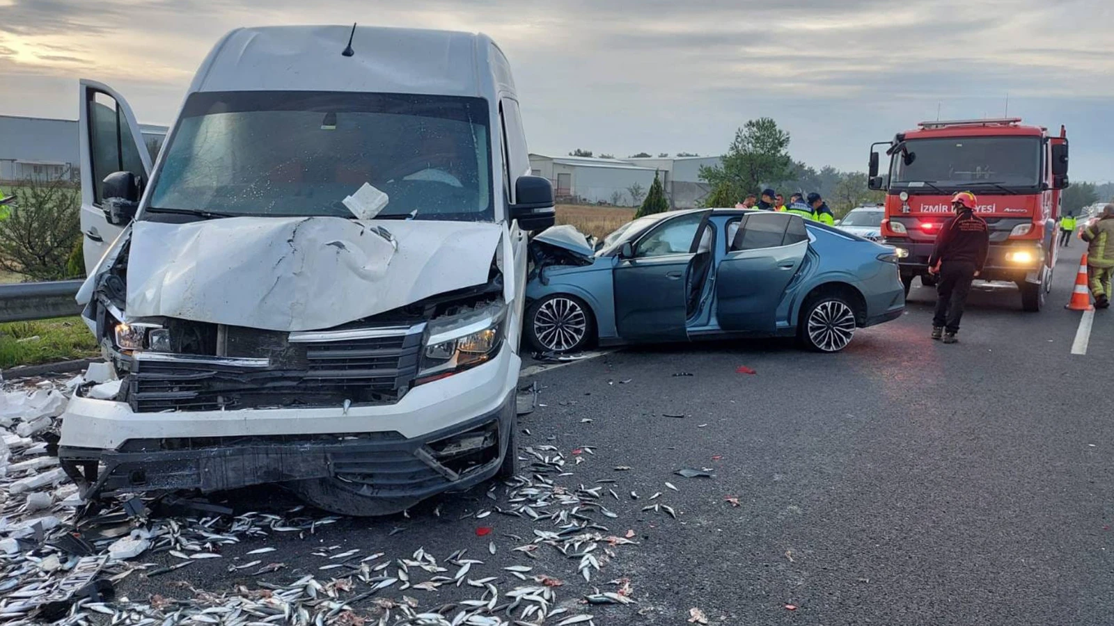 İzmir'de zincirleme trafik kazası: Ölü ve yaralılar var