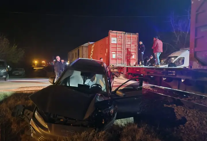 Malatya'da yük treni otomobile çarptı: 5 yaralı