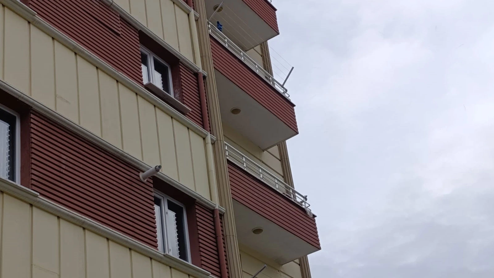 Kayseri'de 4'üncü kattan aşağı düşen bankacı hayatını kaybetti