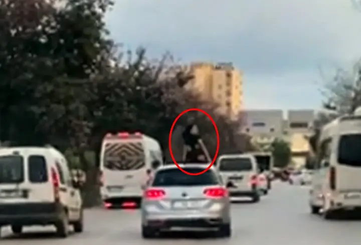 Seyir halindeki aracın üzerinde dans etti