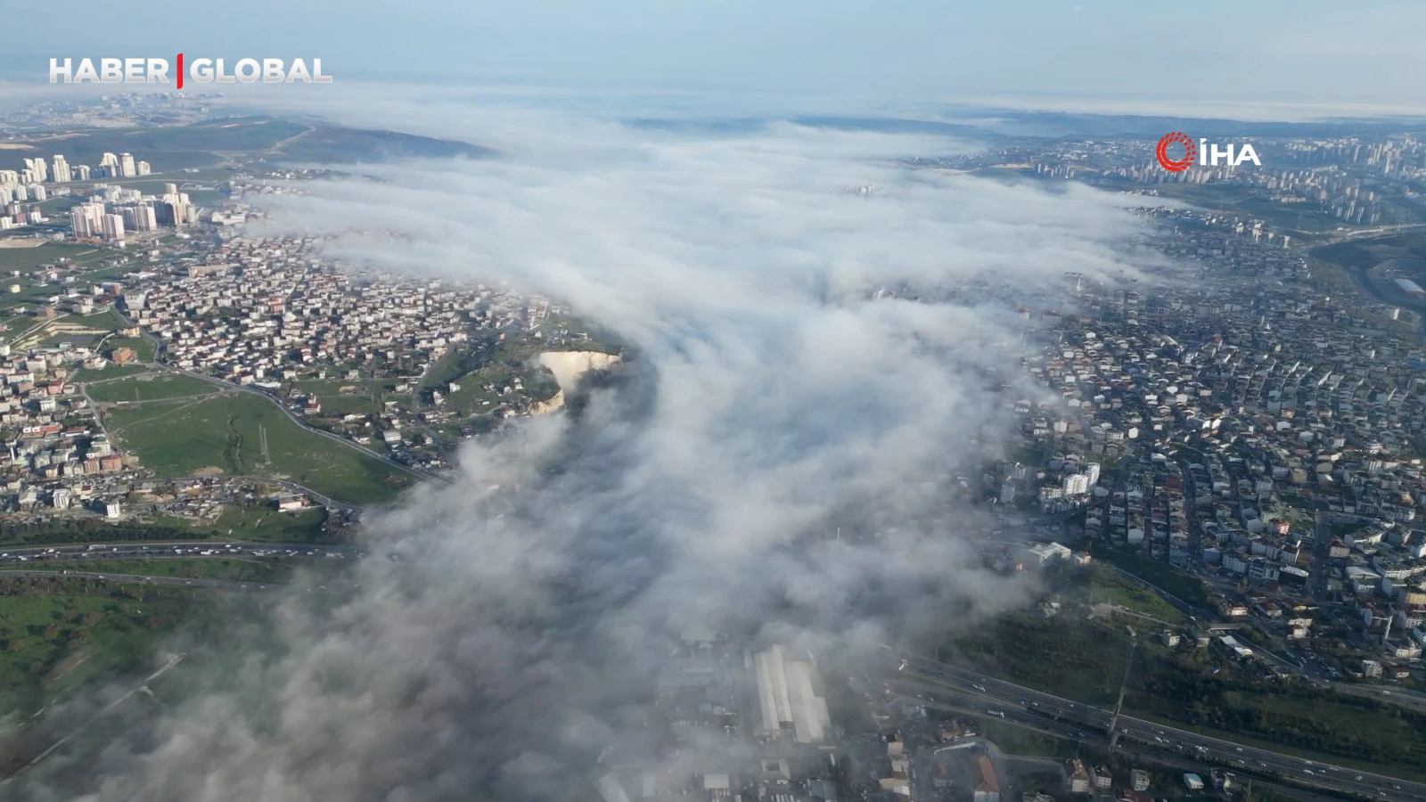 İstanbul’da sis bulutları manzarası görenleri büyüledi