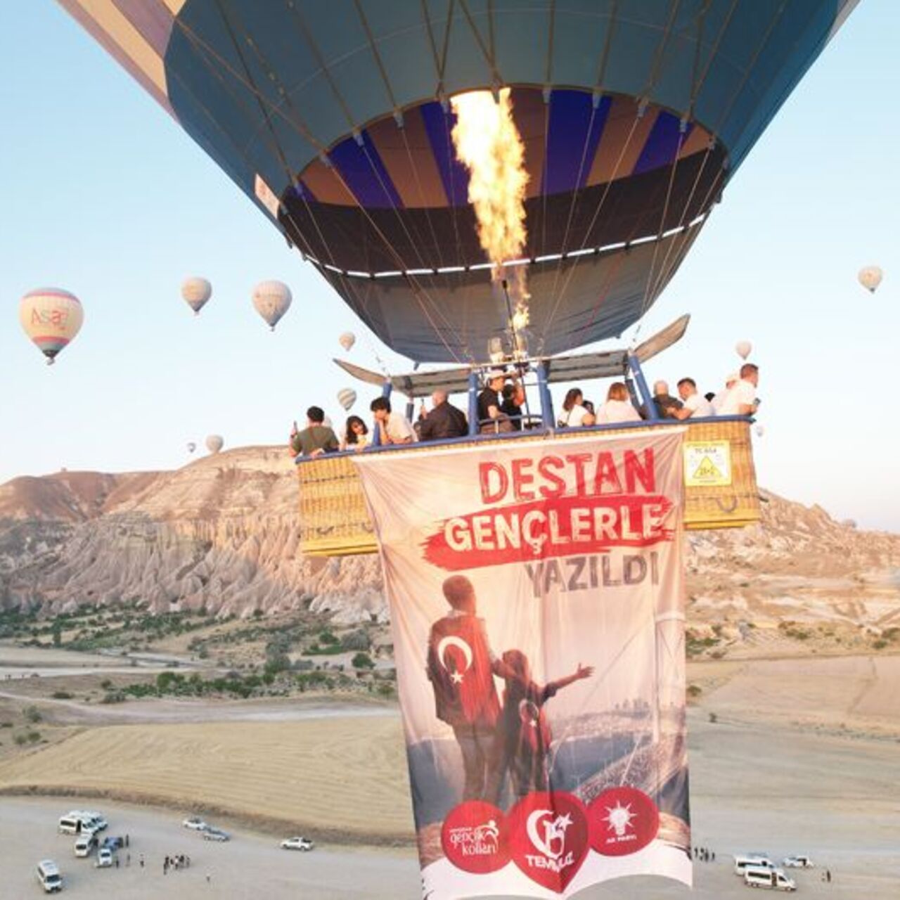 Kapadokya'da balonlar 15 Temmuz'da Türk bayraklarıyla havalandı