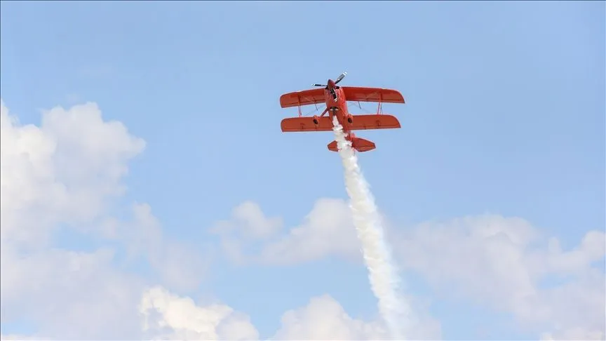 Kadın akrobasi pilotu Şener, Dünya Pilotlar Günü'nde gösteri uçuşu yaptı