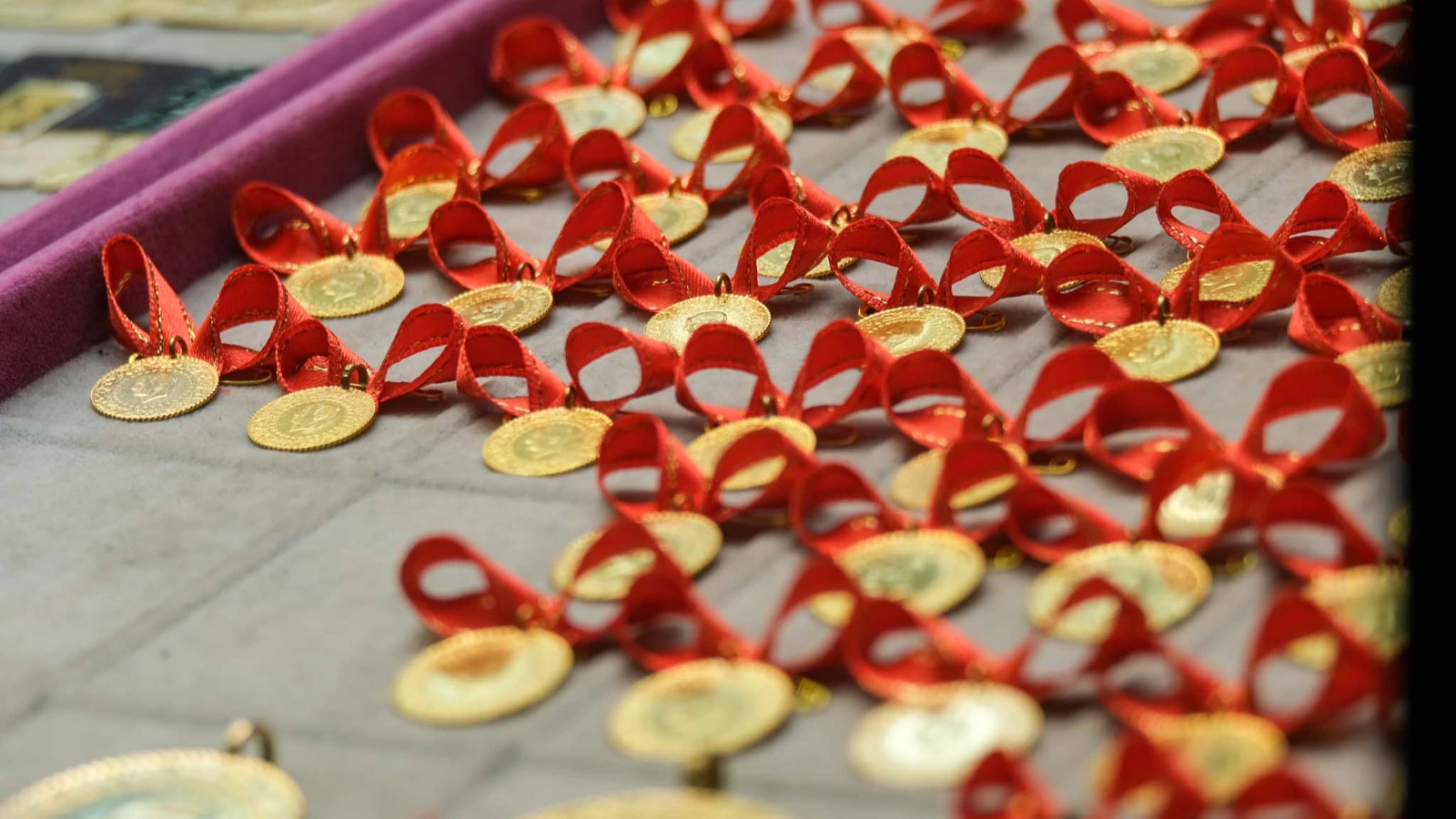 Gram altın 7 bin liranın kapısına geldi