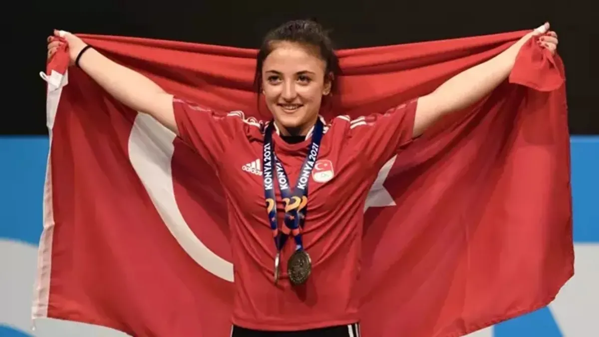 Milli halterci Cansu Bektaş üst üste 3. kez Avrupa şampiyonu