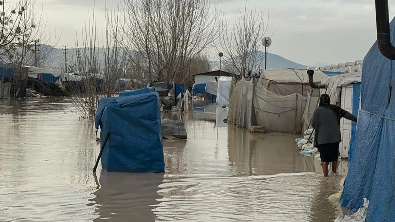 Mersin sele teslim oldu: Araçlar sürüklendi, ev ve iş yerlerini su bastı