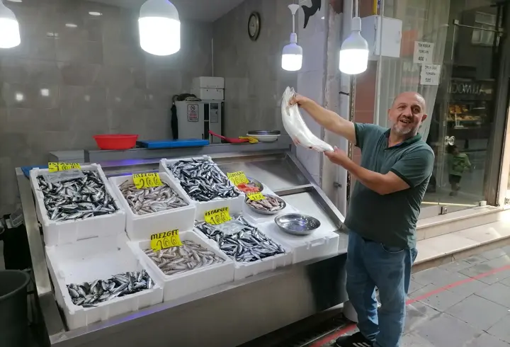 Rize’de sezonun ilk balıkları tezgahtaki yerlerini aldı