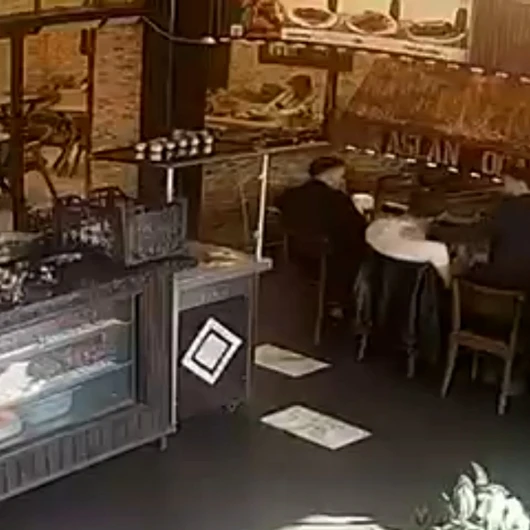 Restoranda Nefes Borusuna Salatalık Kaçan Müşteriyi İşletmeci Kurtardı