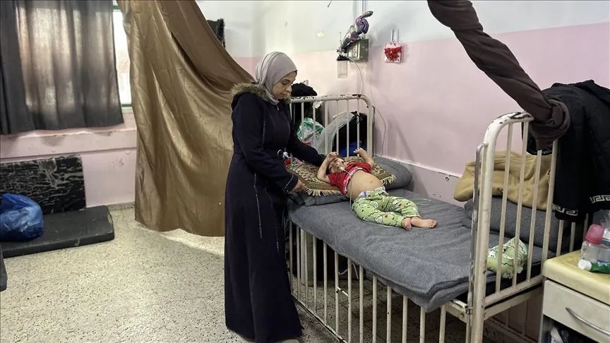 Gazze'de tedavi olamayan çocuklar, hastane köşelerinde ölümle pençeleşiyor