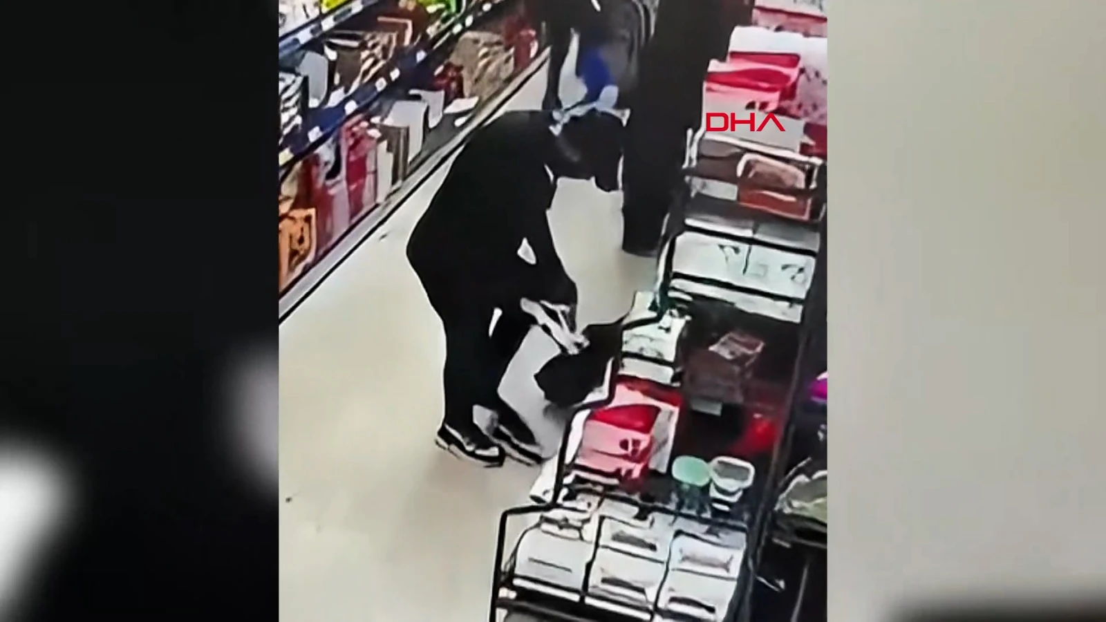 Göz göre göre hırsızlık: Reyonda beğendi, giyip kaçtı