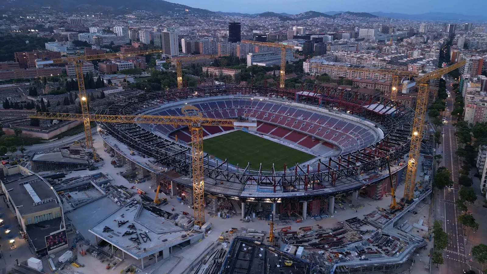 Barcelona, ruhsat almasına rağmen Camp Nou'ya dönüş tarihini erteledi