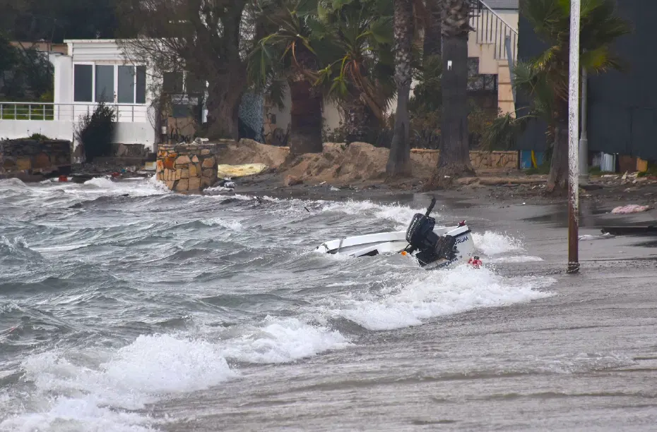 Muğla'da fırtına alarmı. Bodrum ve Milas'ta okullar tatil edildi