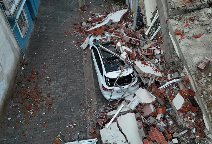 Balıkesir Sındırgı'da son durum: Hasarın boyutu gün ağarınca ortaya çıktı