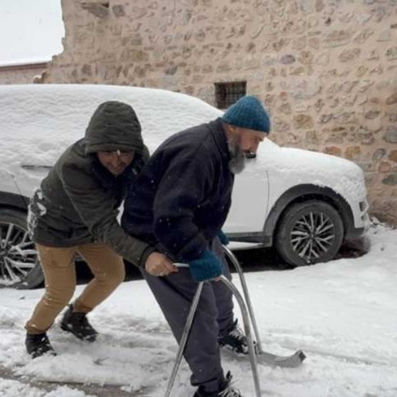Kardeşlerin Tokat usulü kayak macerası