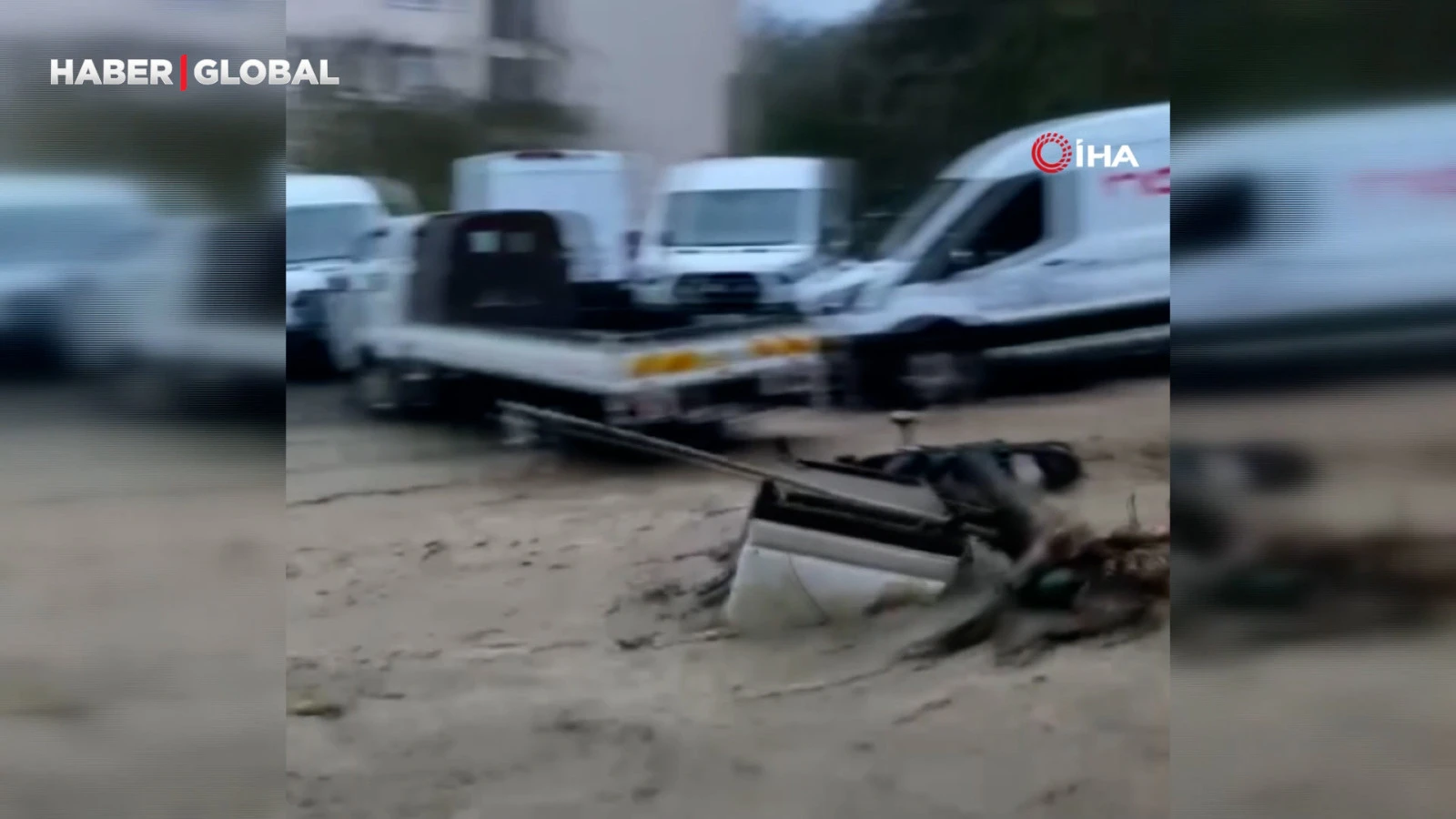 İstanbul'da Selde Akıntıya Kapılan Motokuryenin Metrelerce Sürüklendiği An Ortaya Çıktı