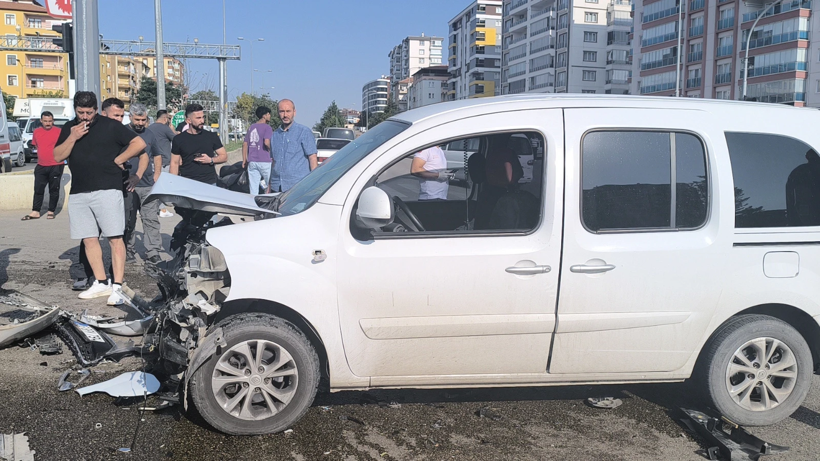 Kırıkkale'de polis aracı ve otomobil çarpıştı, 2'si polis 3 kişi yaralandı