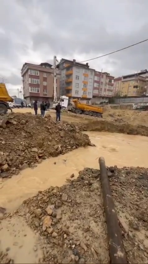 Sultangazi'de boru patladı, cadde ve sokakları su bastı