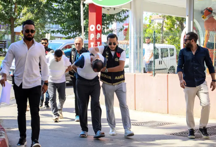 Cinayet öncesi tanınmamak için peruk takmış