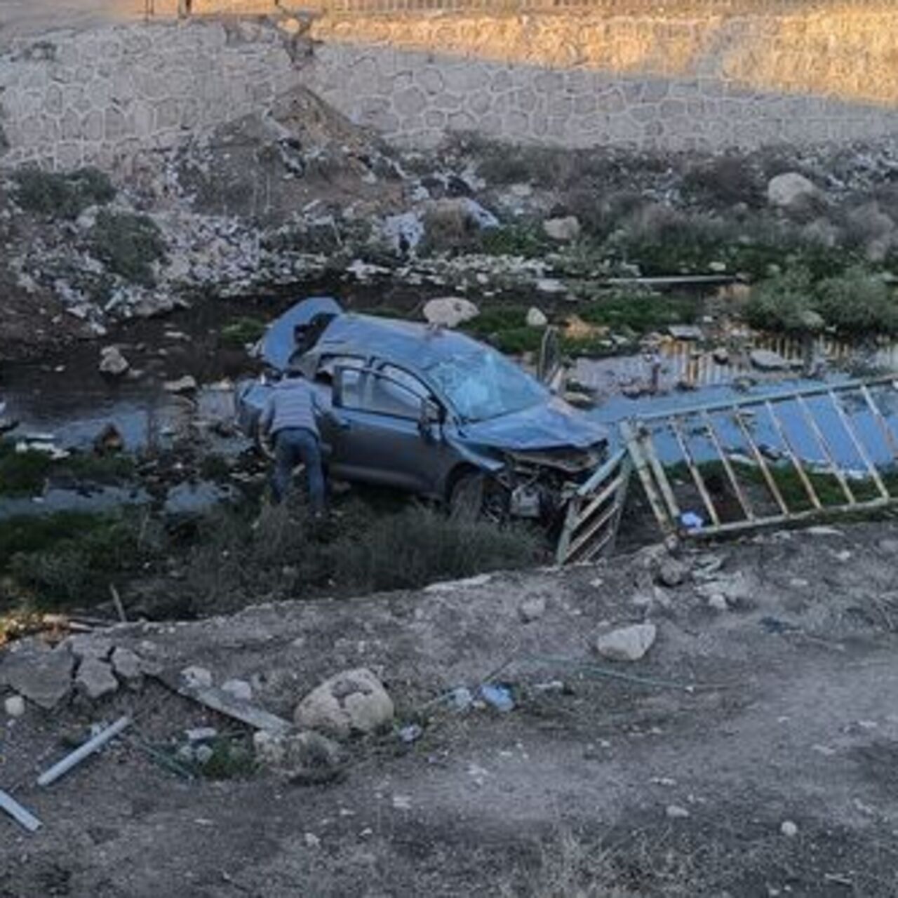 Otomobil köprüden kanala düştü: 1 ölü, 2 yaralı