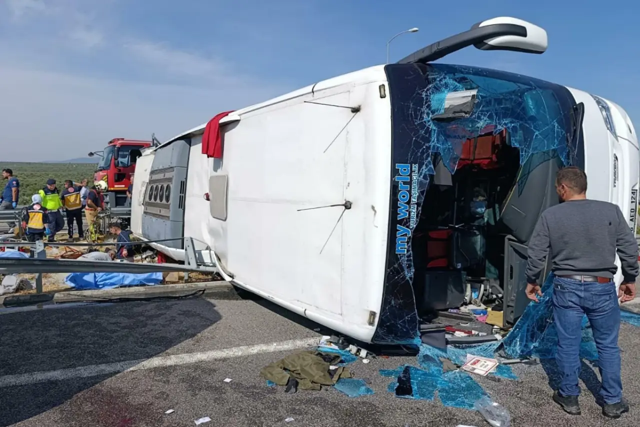 Manisa'da Tur Otobüsü Kazasında Can Kaybı 12'ye Yükseldi