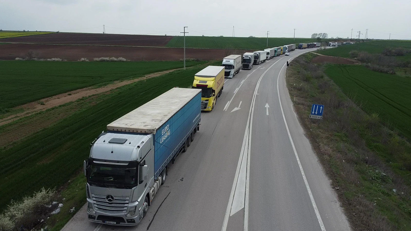 TIR sürücüleri bayram mesaisinde: Sınır kapısında metrelerce kuyruk oluştu