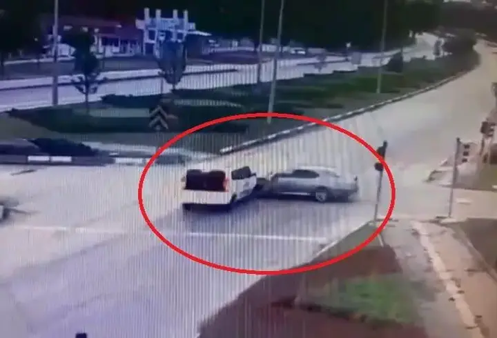 Amasya'da 2’si çocuk, 5 kişinin yaralandığı kaza kamerada