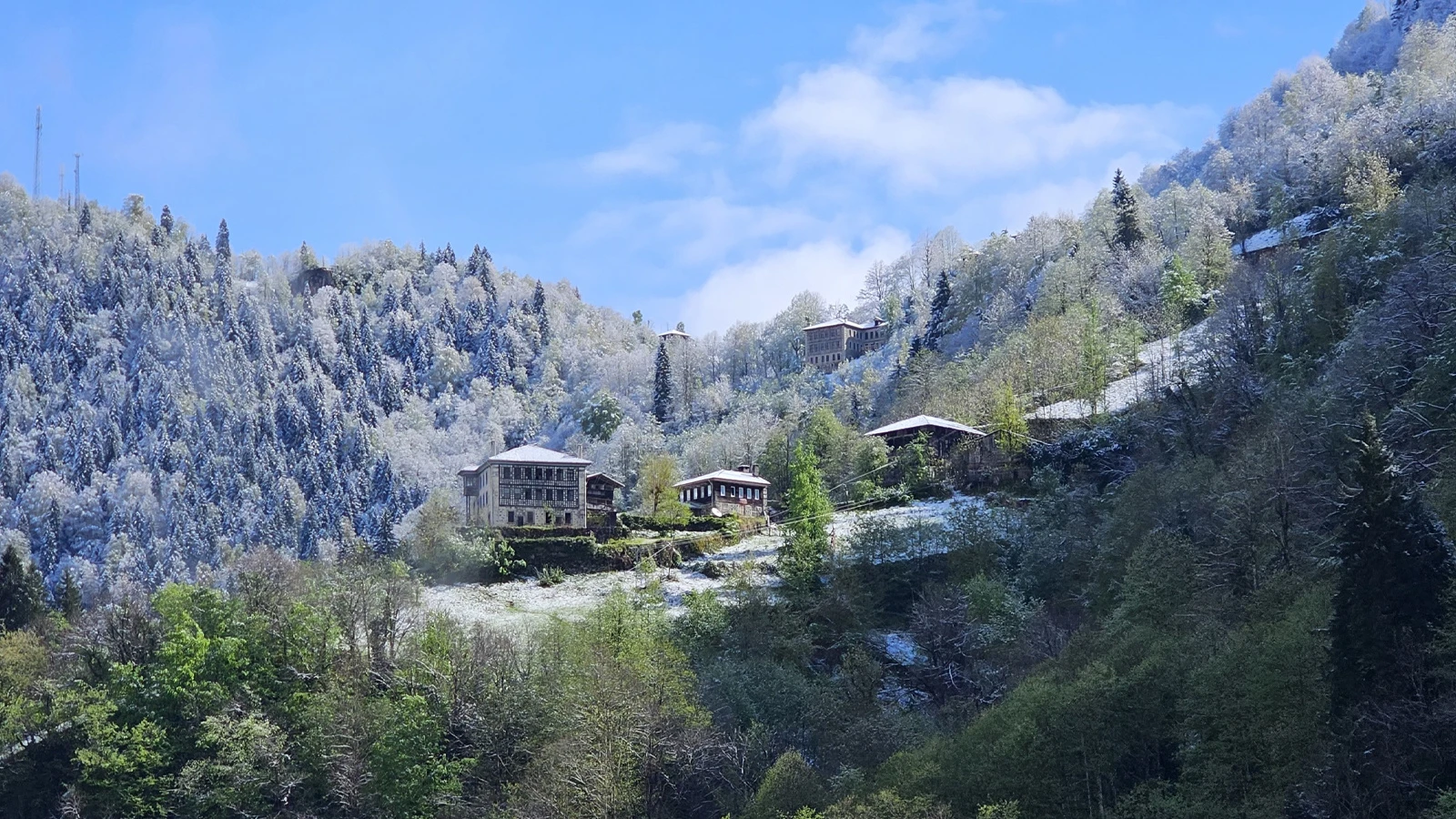Rize nisanda yağan karla beyaza büründü